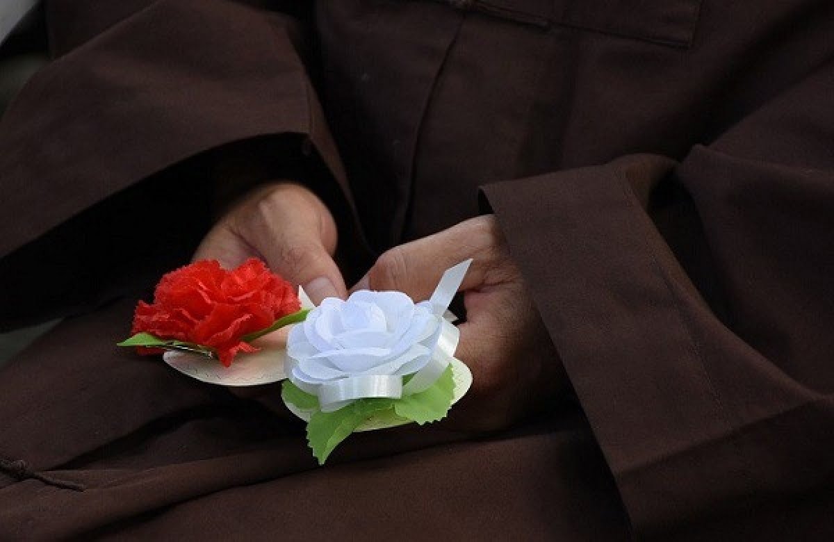 Sự ra đời của nghi thức Bông hồng cài áo trong lễ Vu Lan